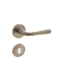 INTERSTEEL Deurkruk 1725 Emily op rond rozet 7mm nokken met sleutelgat plaatjes chroom nikkel mat